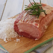 ricoprire la carne con il sale