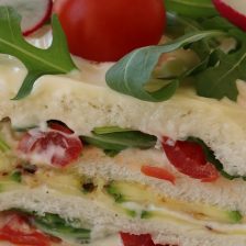 torta di pancarrè con strati di pomodorini e rucola