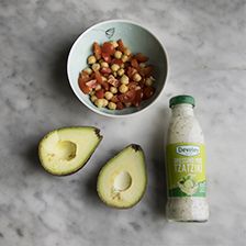 avocado, ceci e salsa tzatziki