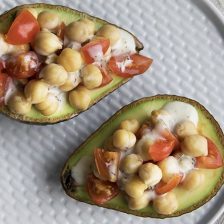 avocado ripieno di ceci e salsa tzatziki