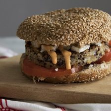 Burger di quinoa, feta e pomodorini