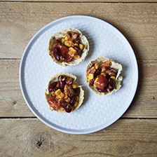 Cestini di tacos farciti con fagioli e tonno