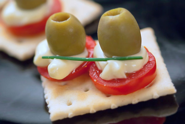 Tartine con maionese per aperitivo