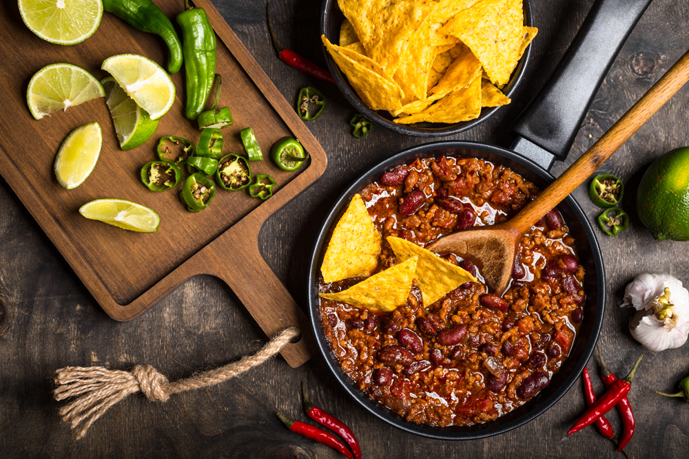 Chili con fagioli, lime e peperoncini