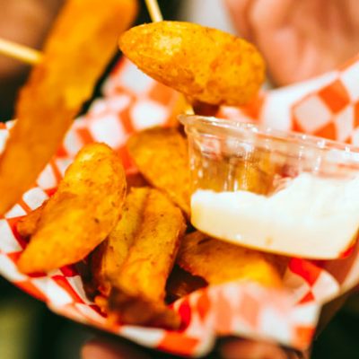 Chips con salsa ketchup e maionese