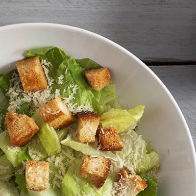 Insalata caesar salad con salsa dressing caesar