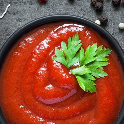 ketchup con scalogno, pepe, pomodori e prezzemolo