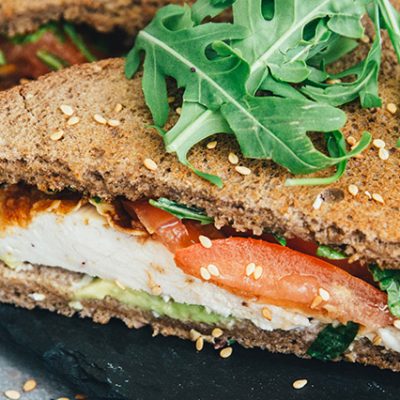 tramezzini con pane integrale, pollo impanato, avocado, pomodoro e formaggio spalmabile