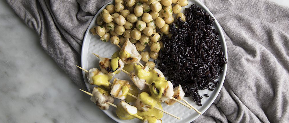 spiedini con pollo, riso e salsa al curry