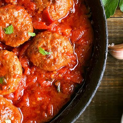 Polpette di carne con sugo al pomodoro, pomodorini, pepe macinato, prezzemolo, aglio