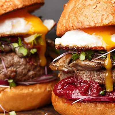 Hamburger di manzo con pane senza glutine, uovo, insalata e ketchup