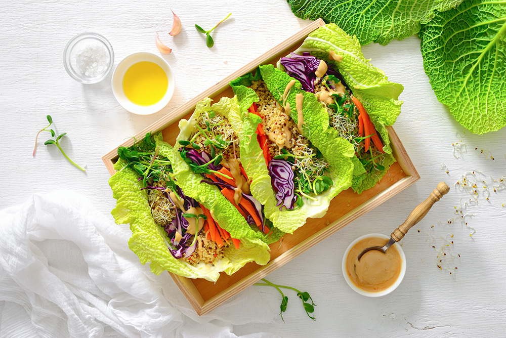 tacos con foglia di lattuga ripieni di verdure fresche