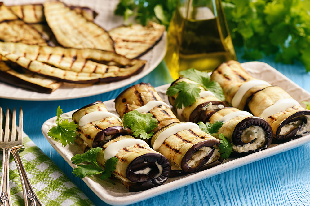 involtini di melanzane con formaggio spalmabile, insalata e pomodoro