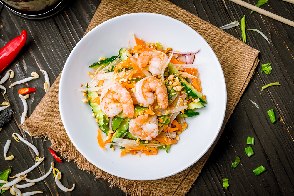 Insalata con lattuga, gamberi, carote e zucchine