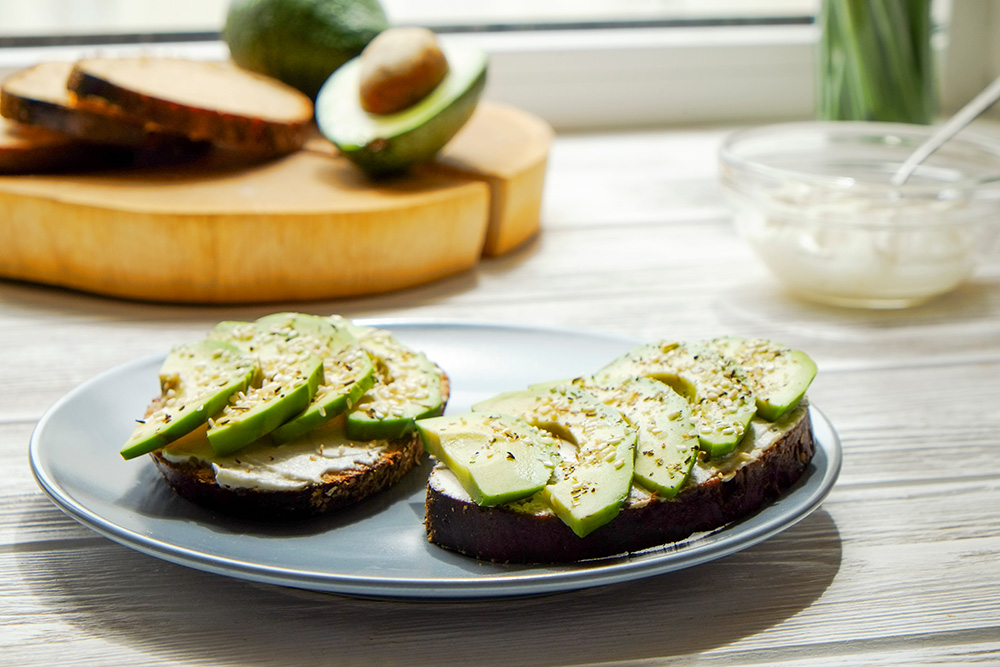 Avocado sandwich con pane ai cereali