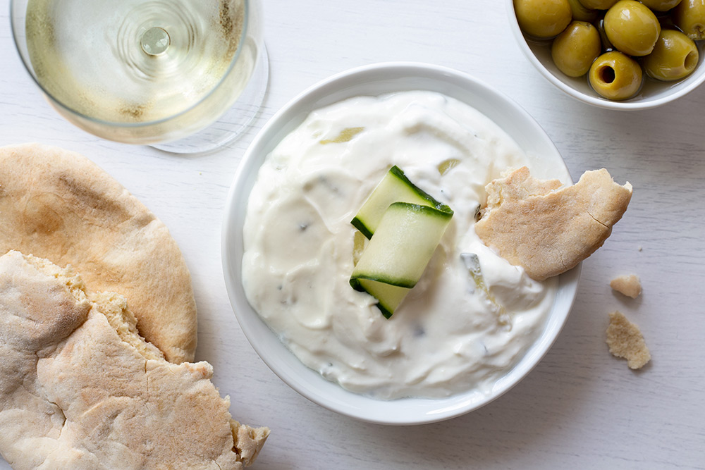 Pane con salsa all'aglio tzatziki e olive