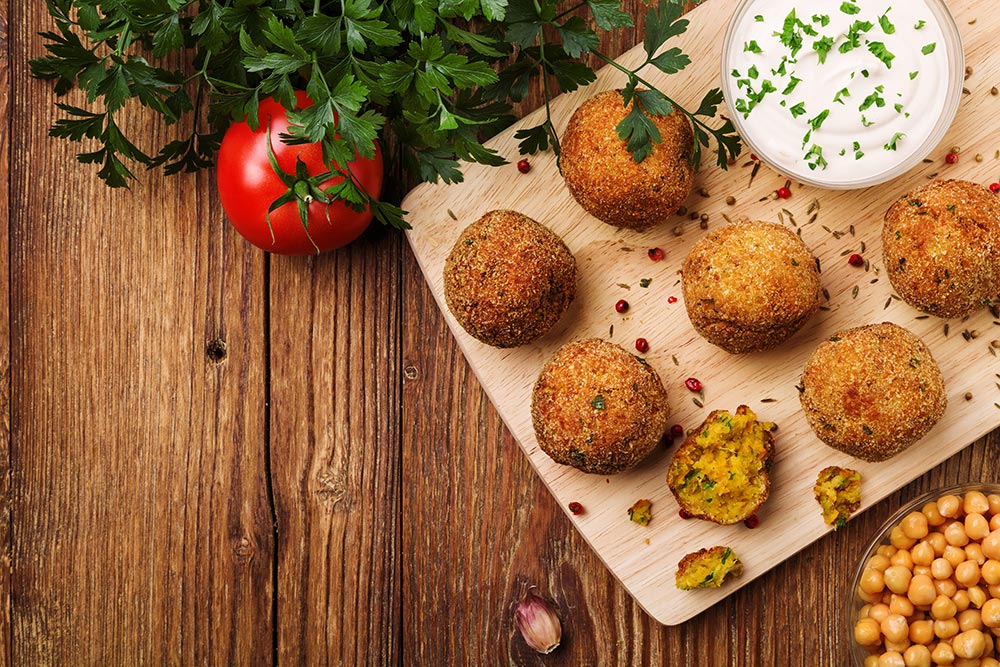 Polptte di verdure con salsa yogurt e prezzemolo