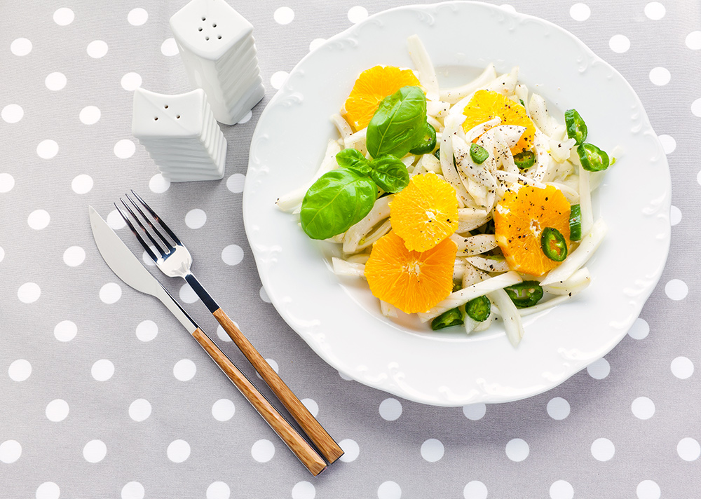 Insalata con finocchio, arancia, basilico