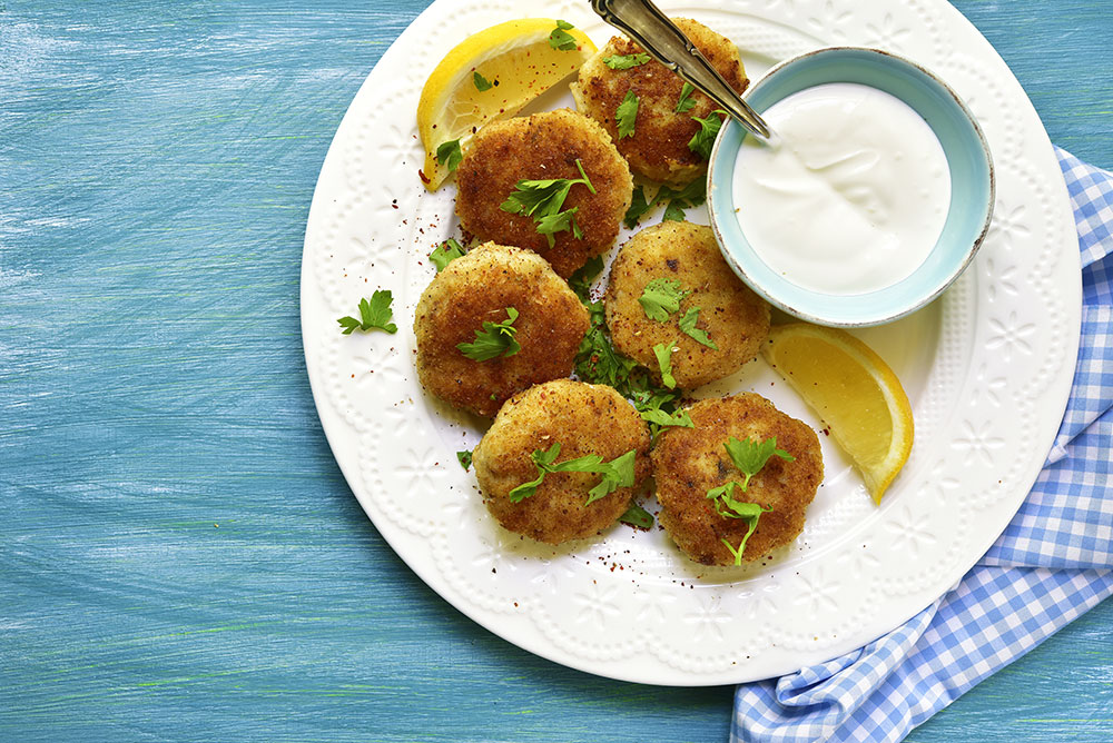 polpette impanate di pesce con limone e salsa di yogurt