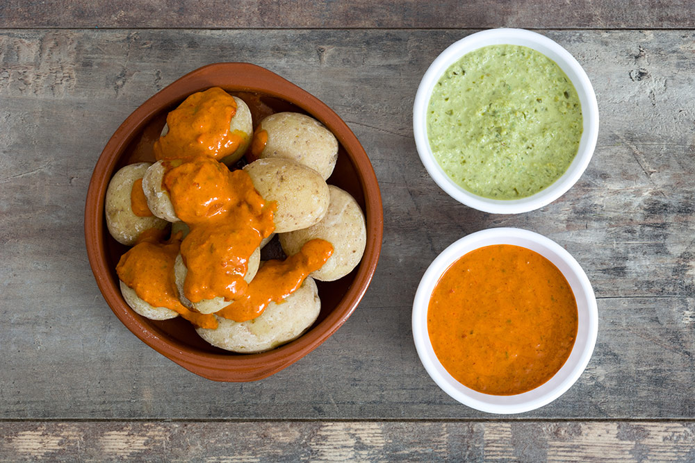 Patatas bravas con salsa rossa e verde