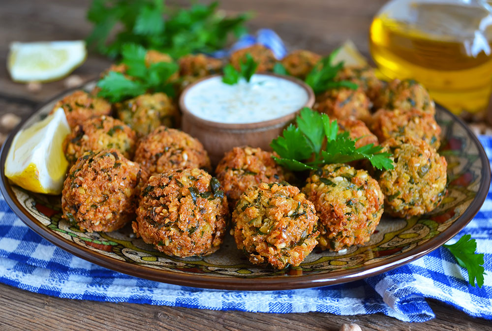 Polpette di carne con dressing allo yogurt e erbette