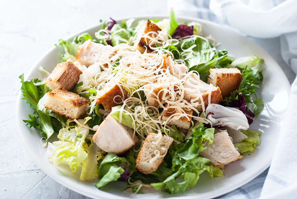 insalata con pollo, lattuga, grana padano, crostini