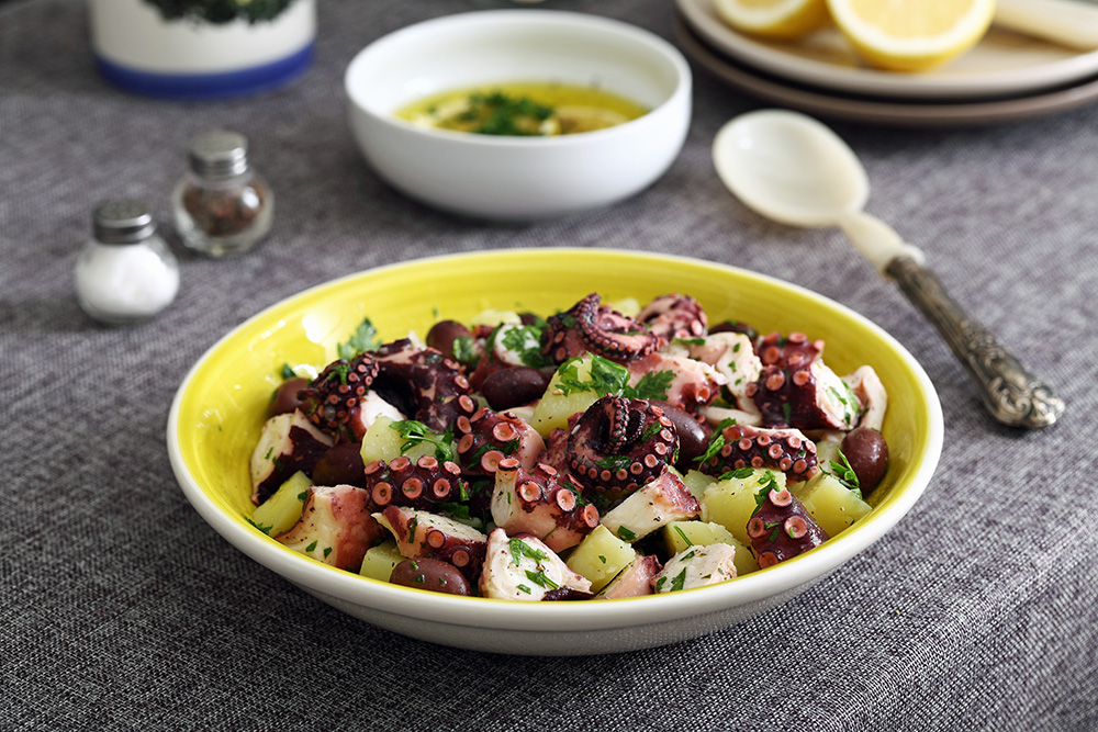 bowl con insalata di polpo, patate, lattuga