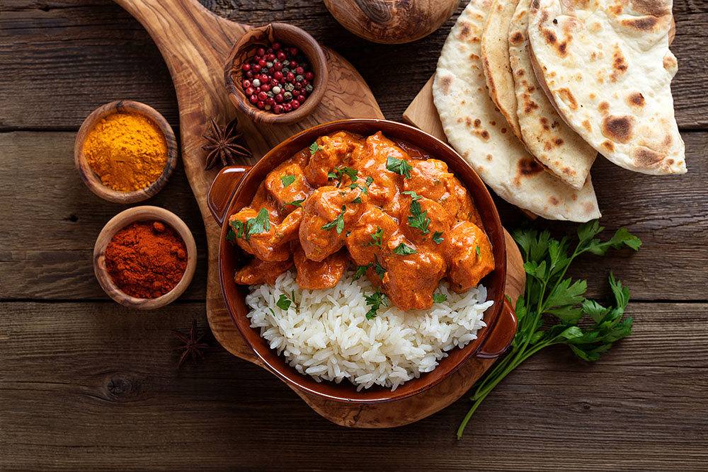 carne di pollo al curry con riso, pomodoro e prezzemolo