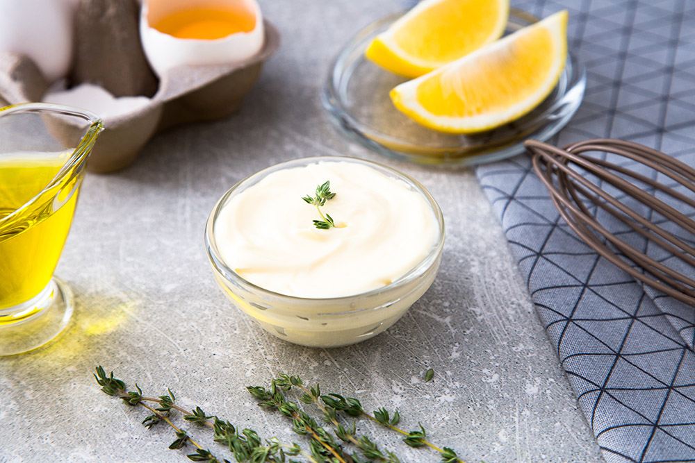 ciotola con maionese, limone, prezzemolo