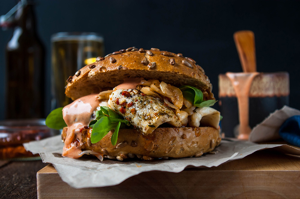 panino di hamburger con salsa rosa