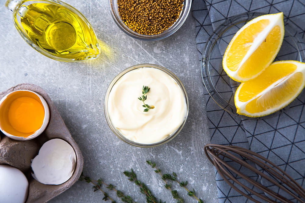 ingredienti per fare maionese: limone, uova, semi, olio