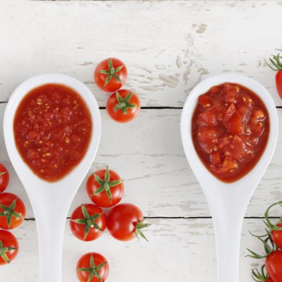 cucchiaini con salse di pomodoro