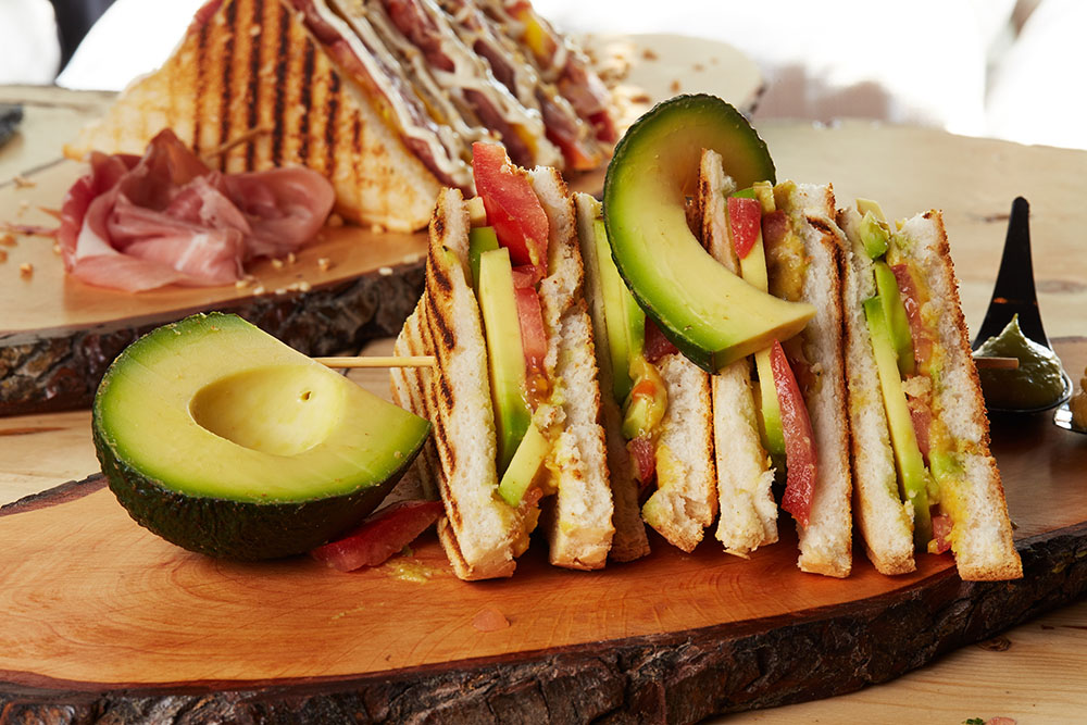 club sandwich con avocado