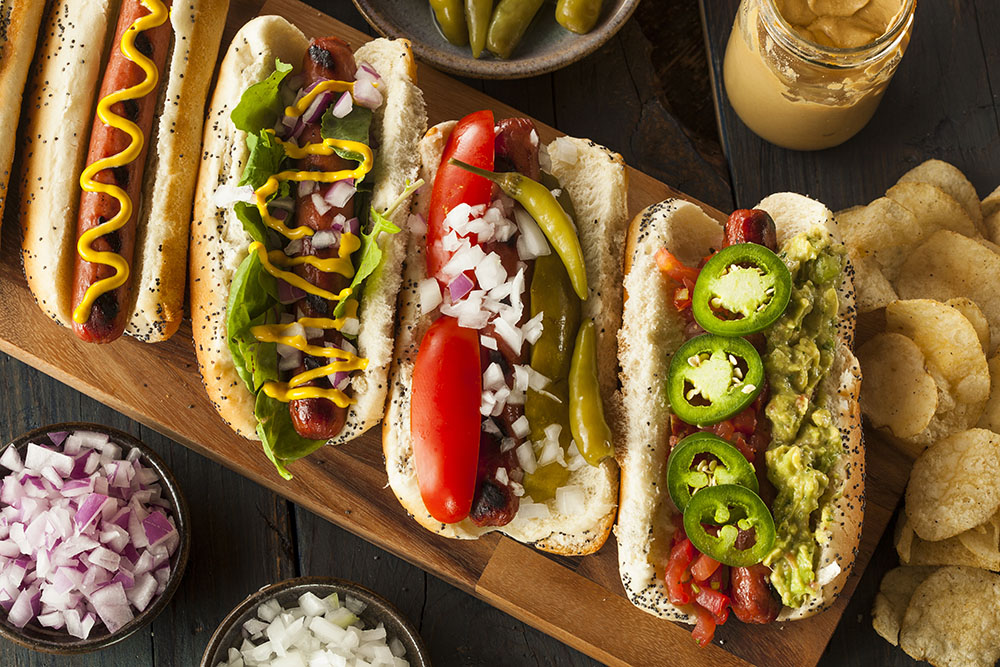 hot dog farciti con salse e condimenti