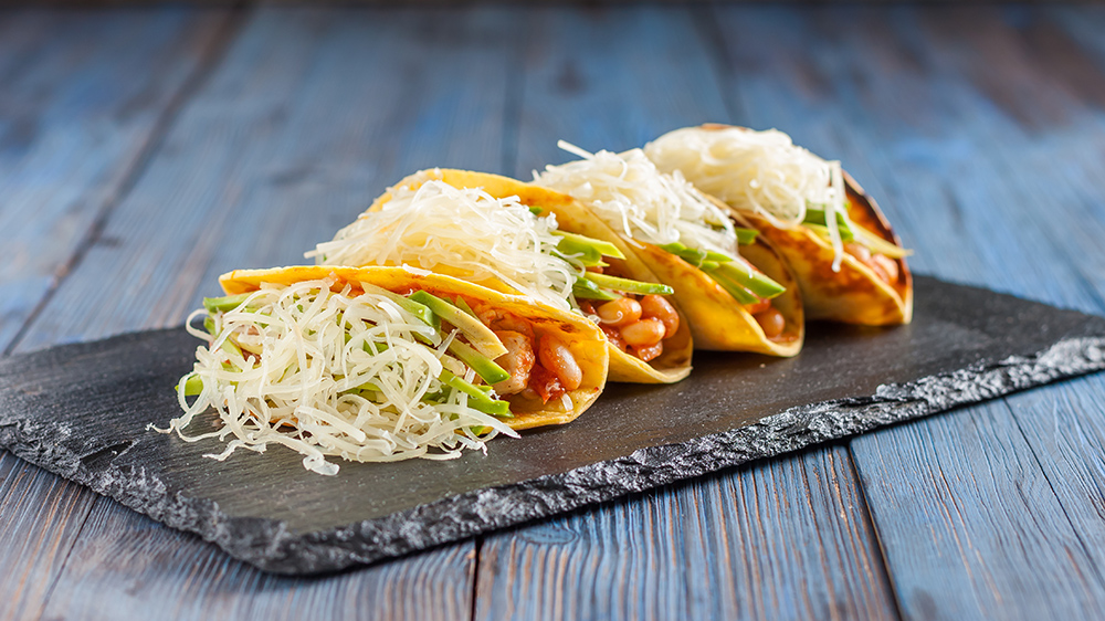 tacos con formaggio e salse