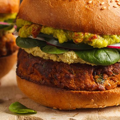 Hamburger vegano con salse e condimenti