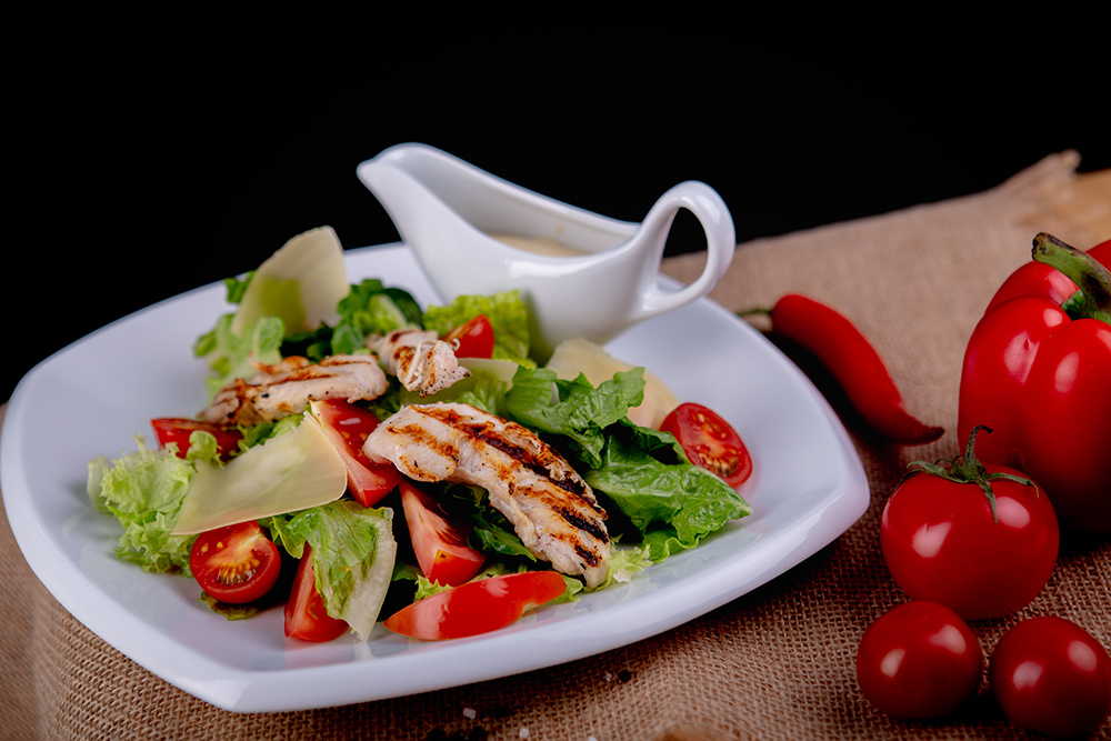 insalata di pollo con salsa